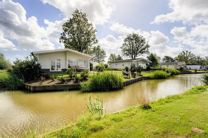 Choosing Between Independent Living and Assisted Living: Costs and Tips