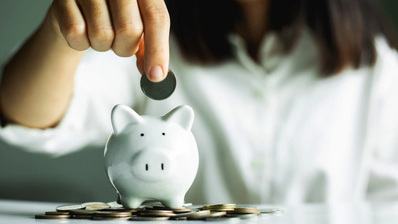 Online Banks vs Traditional Banks: Comparing Savings Account Benefits